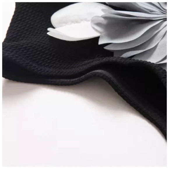 💜 The VIÑTI 3D Crepe Flower Top - Picture 5 of 5